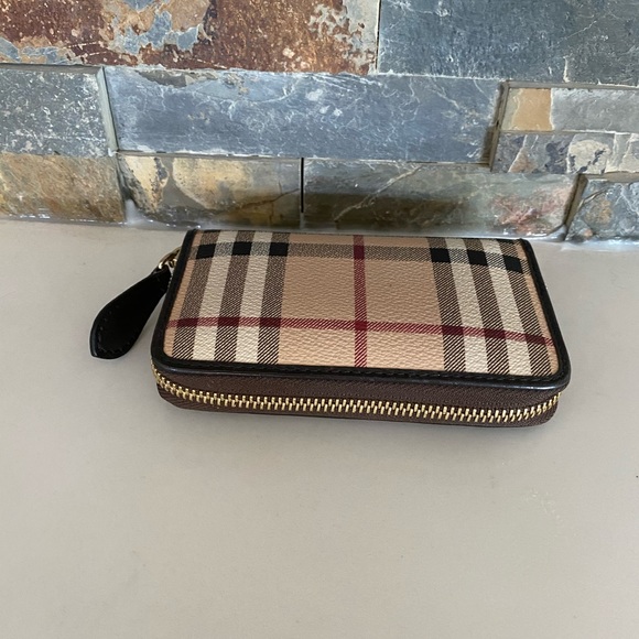 Authentic Burberry Haymarket check wallet - Picture 2 of 3